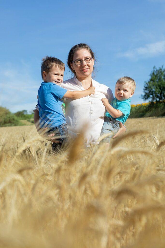 Baeuerin-mit-ihren-Kindern-im-Hartweizenfeld-fotografiert-von-Fotografin-Verena-Pelikan