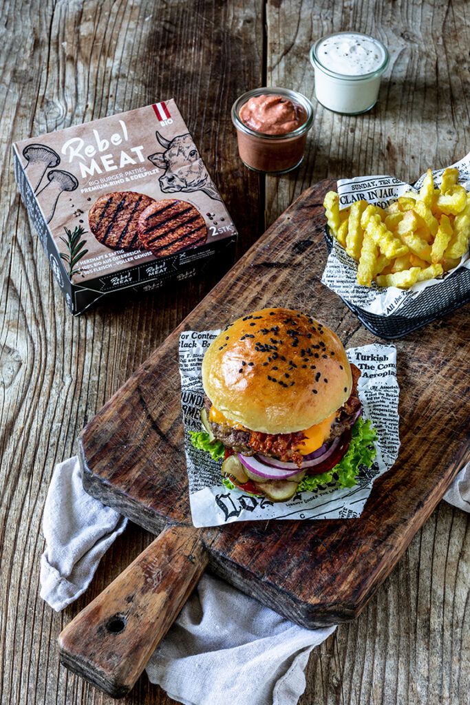 Cheeseburger-mit-Rebel-Meat-Bio-Burger-Patties-gemacht-und-fotografiert-von-Verena-Pelikan-im-Fotostudio-SchlossStudio-im-Weinviertel-in-Niederoesterreich