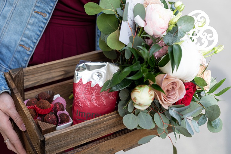 Espressotrueffel-mit-Kaffeebohnen-und-Blumenstrauss-als-Muttertagsgeschenk-gemacht-und-fotografiert-von-Verena-Pelikan-als-Auftragsproduktion-fuer-JURA