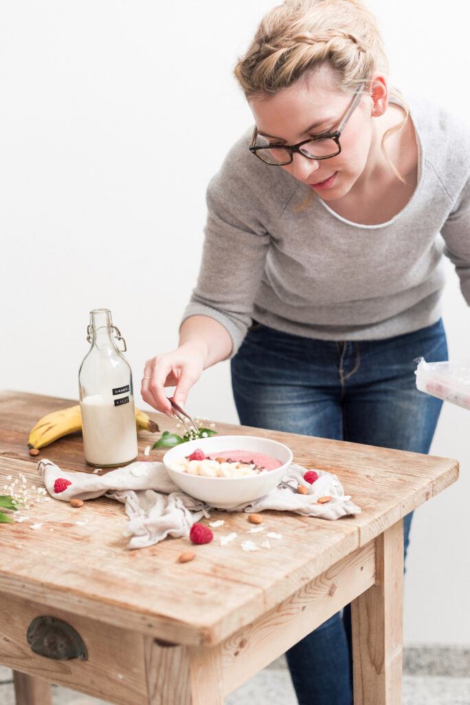 Foodstylistin Verena Pelikan beim ansprechenden Anrichten einer Speise fuer ein Fotoshooting