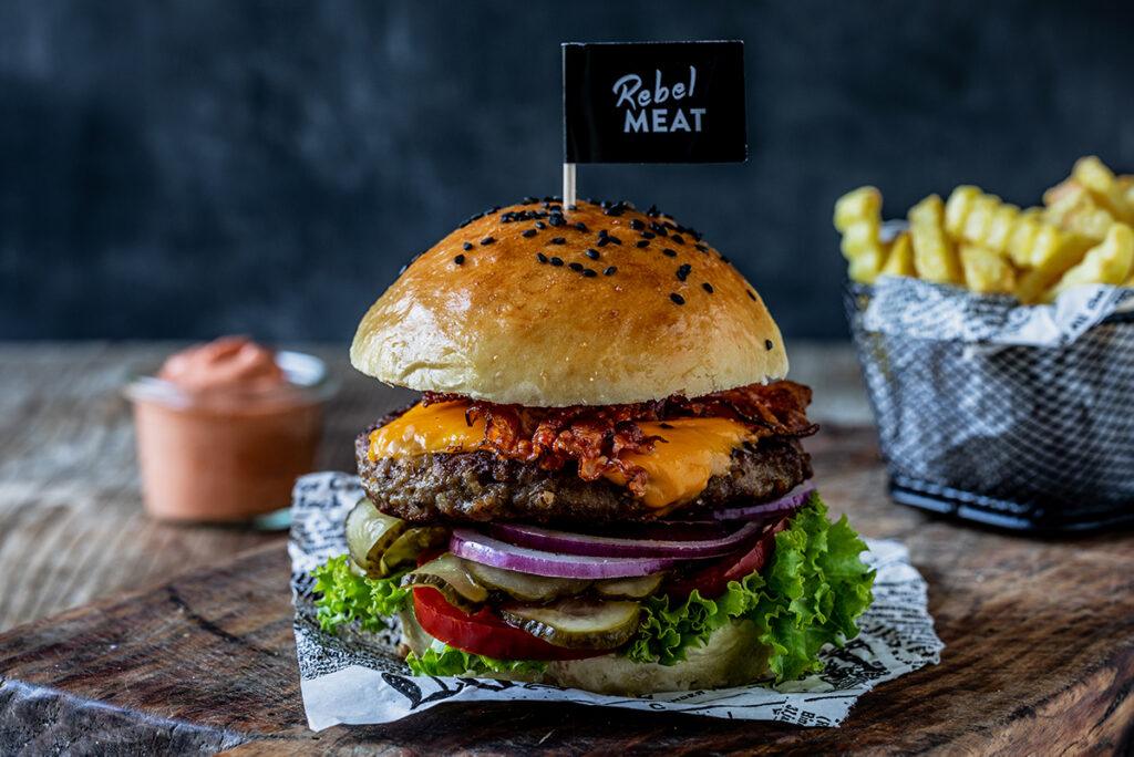 Rebel-Meat-Burger-gemacht-und-fotografiert-von-Foodfotografin-Verena-Pelikan
