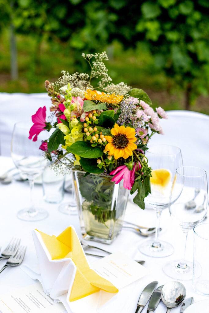 Wunderschoenes-Blumenarrangemant-am-Tisch-beim-Tafeln-im-Weinviertel-fotografiert-von-Fotografin-Verena-Pelikan