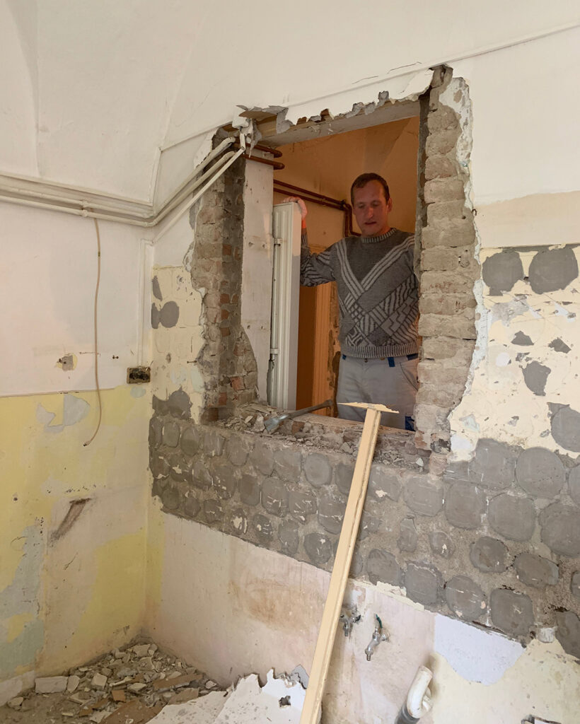 Beim Fliesen abschlagen kam ein Loch in der Wand zum Vorschein beim Umbau im Kochstudio SchlossStudio