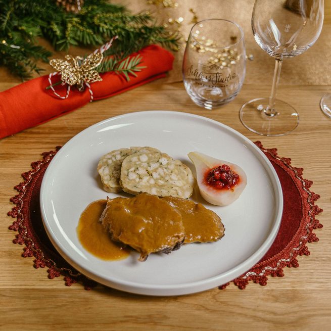 Hauptspeise mit Fleisch bei der Firmenweihnachtsfeier mit Kochkurs im Kochstudio SchlossStudio in Ebenthal im Weinviertel