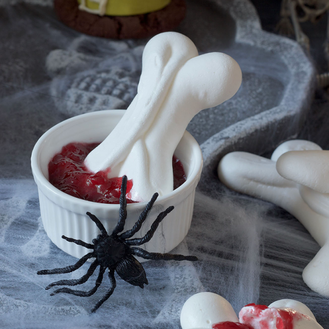 Baiserknochen werden beim Halloween Kinderbackkurs im Kochstudio SchlossStudio von Verena Pelikan im Weinviertel gebacken