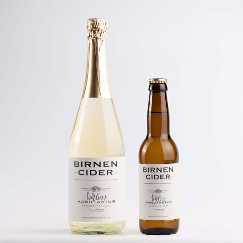 Fruchtig frischer SchlossManufaktur Birnen Cider erhaeltlich in der 750ml Flasche und 330ml Flasche