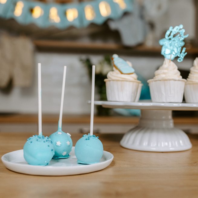 Selbst gemachte Blaue Cakepops gemacht bei der Babyparty im Kochstudio SchlossStudio in Ebenthal im Bezirk Gaenserndorf
