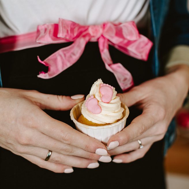 Cupcake mit rosa Fuesschen gemacht bei der Babyparty mit Backkurs im Kochstudio SchlossStudio in Ebenthal in Niederoesterreich