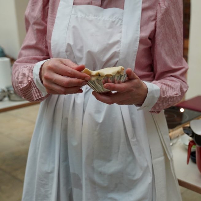 Kursleiterin beim Viktorianische Kueche Kochkurs in Zusammenarbeit mit dem KochKulturMuseum im Kochstudio SchlossStudio in Ebenthal im Weinviertel