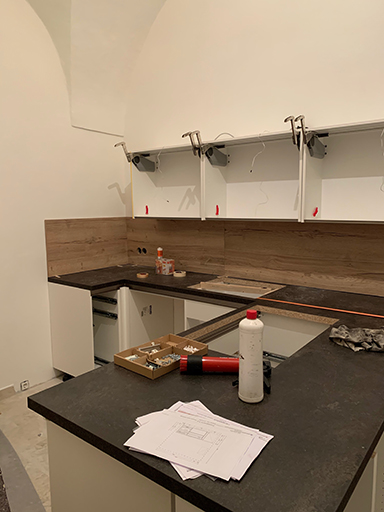 Aufbau der schwarz weissen Kueche im Kochstudio SchlossStudio in Ebenthal im Weinviertel durch die Firma Boehm Mitsch