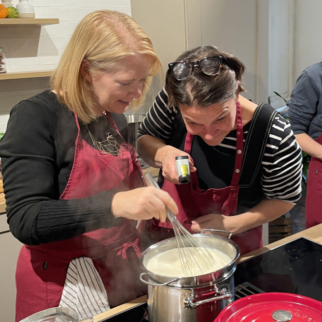 Beim Firmenkochkurs im Kochstudio SchlossStudio im Weinviertel steht Teamwork hoch im Kurs