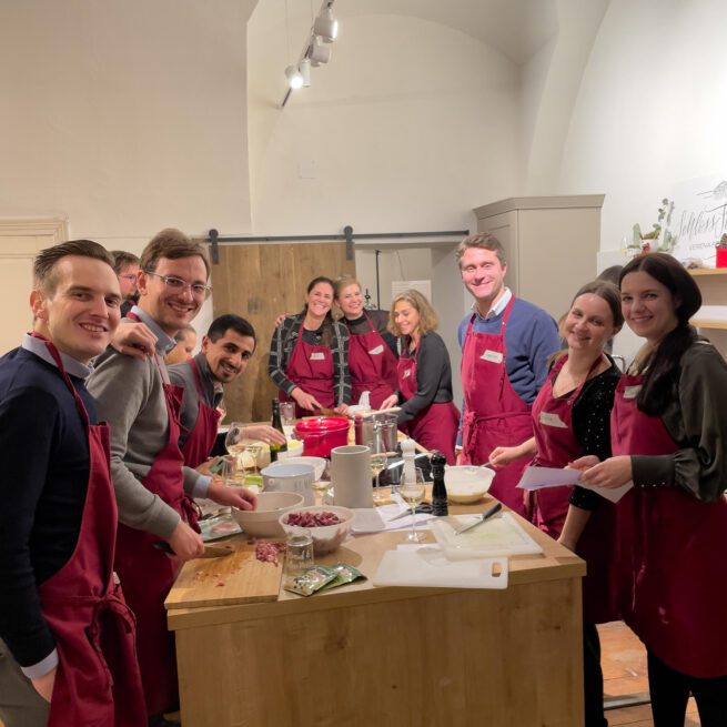 Firmenkochkurs im Kochstudio SchlossStudio in Ebenthal im Weinviertel nahe der Wiener Stadtgrenze als Teambuilding Event