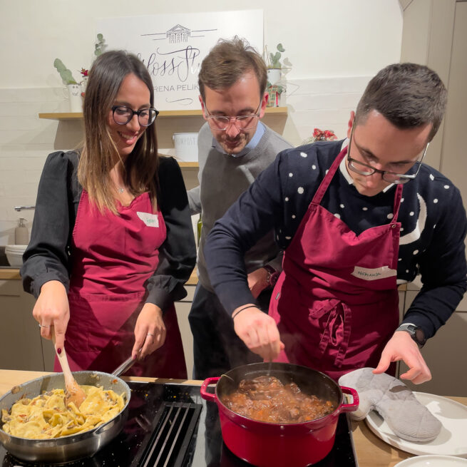 Gemeinsam Kochen als Teambuilding Event im Kochstudio SchlossStudio im Weinviertel unweit der Wiener Stadtgrenze