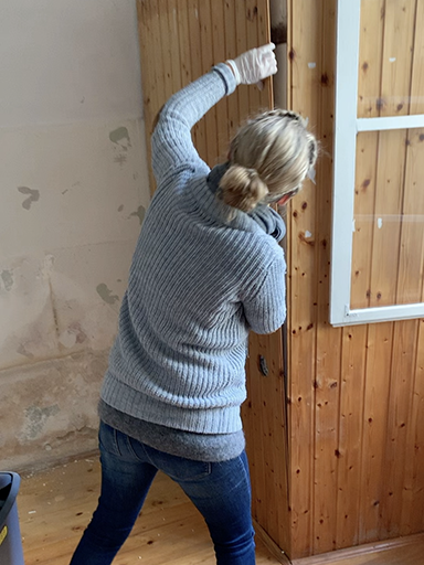 Holzvertaefelung wird bei den Umbauarbeiten im Seminarraum Reintalwiese im SchlossStudio abmontiert