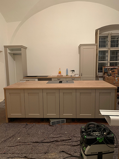 Kueche im Landhausstil waehrend dem Aufbau durch die Firma Boehm Mitsch im Kochstudio SchlossStudio in Ebenthal