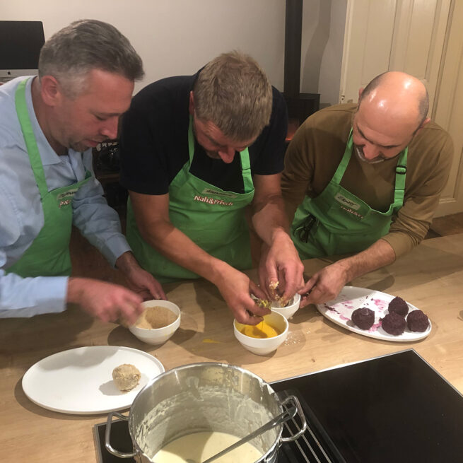 Teamwork beim Zubereiten von Knoedeln beim Firmenkochkurs als Teambuildingevent im Kochstudio SchlossStudio in Ebenthal im Weinviertel