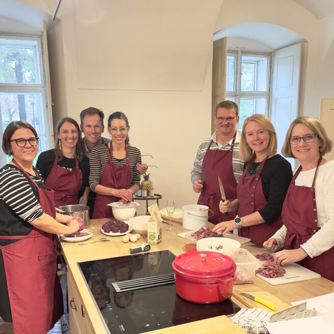 TeilnehmerInnen beim Zubereiten eines drei gaengigen Menues beim Firmenkochkurs im Kochstudio SchlossStudio im Weinviertel