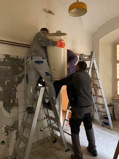 alte Therme wird bei den Umbauarbeiten im Kochstudio SchlossStudio in Ebenthal im Weinviertel abgebaut