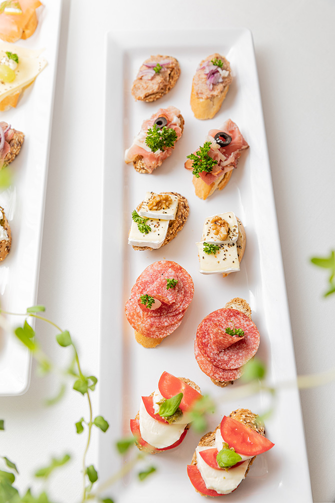 Belegte Broetchen als Fingerfood von Kraft Gasthaus und Catering fotografiert von Foodfotografin Verena Pelikan