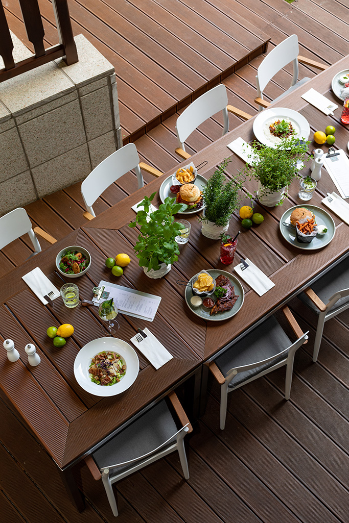 Terrasse im Gastgarten des Gasthaus Kraft mit gedecktem Tisch fotografiert von Verena Pelikan