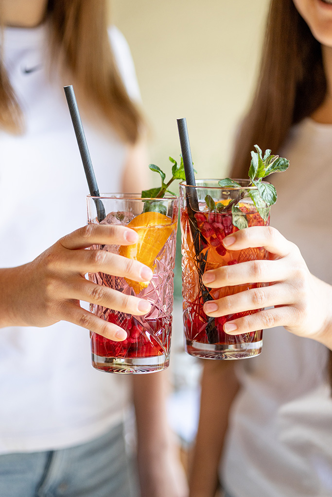 Cocktailgläser mit erfrischenden alkoholfreien Getränken im Gasthaus fotografiert von Verena Pelikan