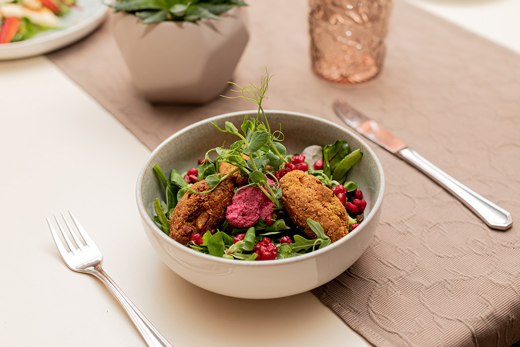 Salat mit Falafel und Rote Rueben Hummus fotografiert von Foodfotografin Verena Pelikan fuer KRAFT Gasthaus und Catering