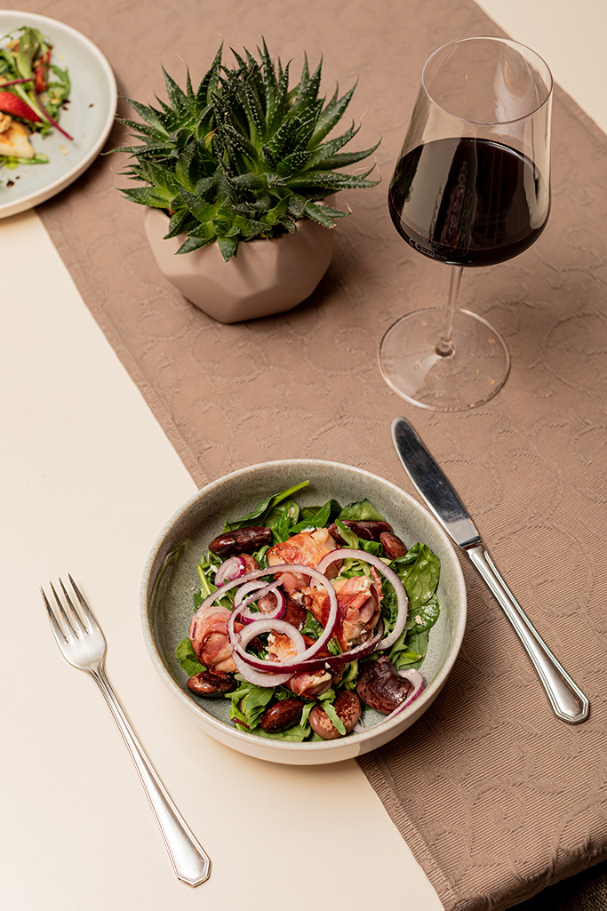 Salat mit Ziegenkaese im Speckmantel im Gasthaus Kraft fotografiert von Foodfotografin Verena Pelikan
