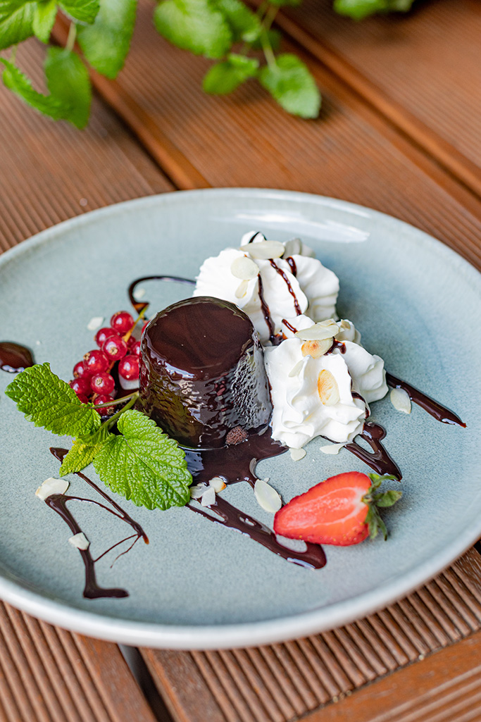 Nachspeise Schokoladenkuchen mit Fruechten im Gasthaus Kraft fotografiert von Verena Pelikan