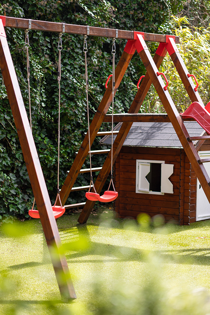 Kinderspielplatz mit Schaukel und Rutsche im Garten des Gasthauses Kraft fotografiert von Verena Pelikan 